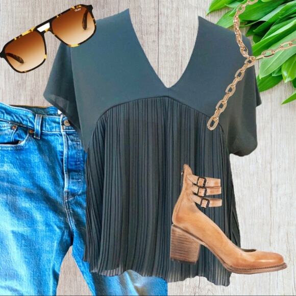 Romeo + Juliet Couture V-Neck Pleated Top EUC - Picture 2 of 7